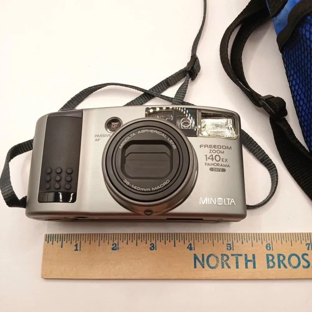 Minolta Freedom Zoom Camera 140EX with Padded Case 